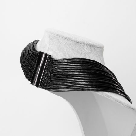 Colier negru cu multe siruri inegale [1]