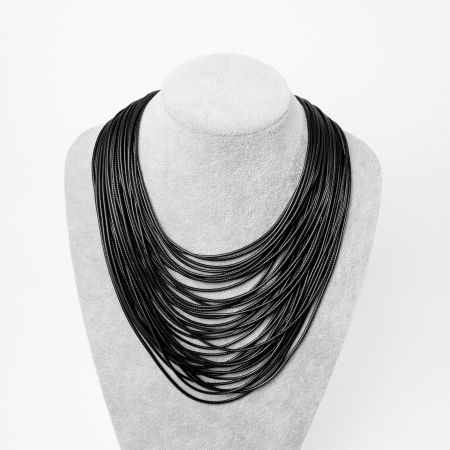 Colier negru cu multe siruri inegale