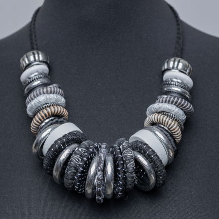 Coliere & Lanțuri - Colier gri-negru cu anouri din lemn si metal