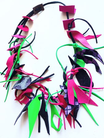 BIJUTERII - Colier handmade  din piele naturala, asimetric,cyclame, verde,negru