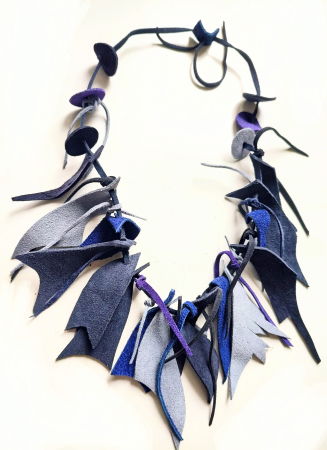 Coliere si Cercei Handmade - Colier handmade  din piele naturala, asimetric, nuante bleu bleumarin