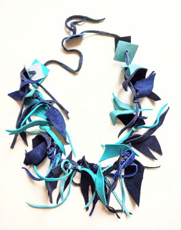 Coliere si Cercei Handmade - Colier handmade  din piele naturala, asimetric, nuante bleumarin turcoaz ,unicat