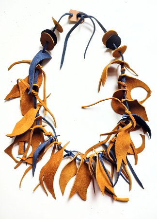 BIJUTERII - Colier handmade  din piele naturala, asimetric, nuante galben mustar ,bleumarin