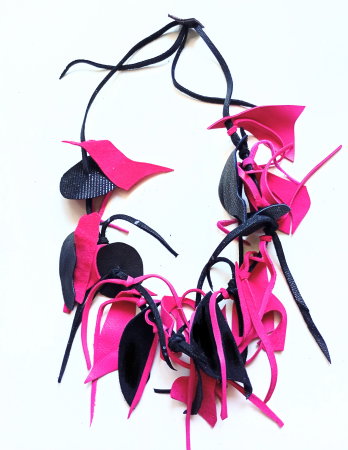 BIJUTERII - Colier handmade  din piele naturala, asimetric, nuante negru cyclame