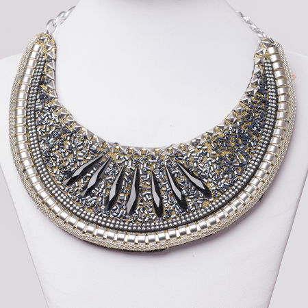 Coliere & Lanțuri - Colier semirigid cu aplicatii de metal argintii si paiete negre si gri