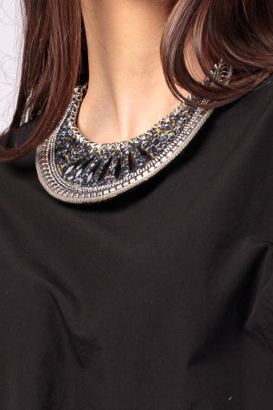 Colier semirigid cu aplicatii de metal argintii si paiete negre si gri [3]