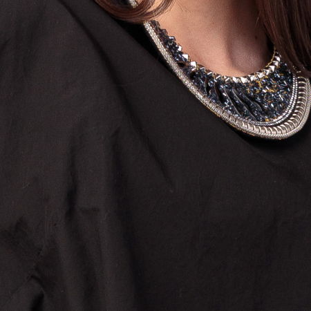 Colier semirigid cu aplicatii de metal argintii si paiete negre si gri [1]