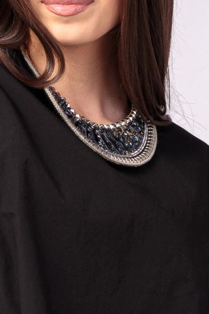 Colier semirigid cu aplicatii de metal argintii si paiete negre si gri [2]