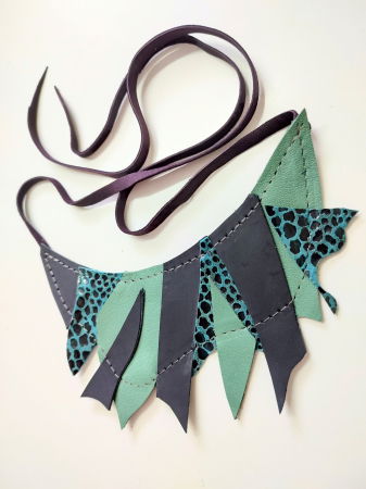 BIJUTERII - Colier din piele naturală, în nuanțe de verde smarald ,unicat