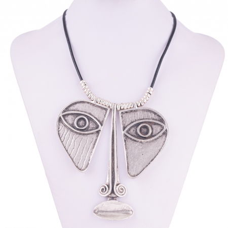 Coliere & Lanțuri - Colier la baza gatului cu pandantiv figura umana compusa din 3 elemente din ZAMAC