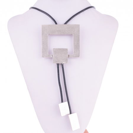 Coliere & Lanțuri - Colier lung cu patrate din ZAMAC montate pe fir de piele