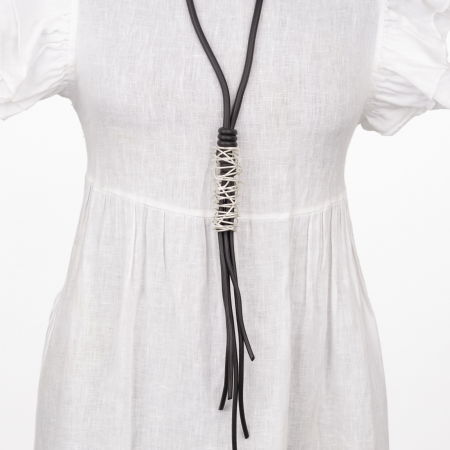 Coliere & Lanțuri - Colier lung din silicon negru cu pandant cu aspect sculptural din metal argintiu