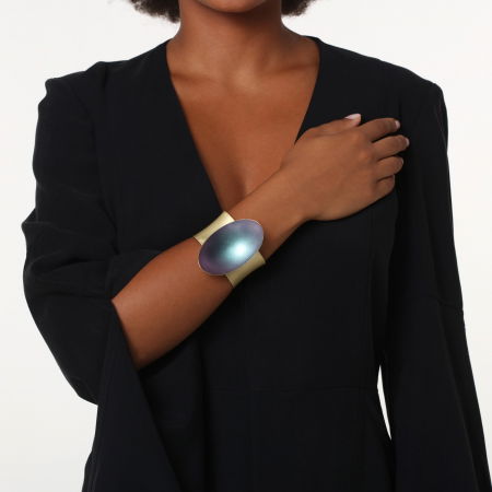 Bratara rigida Marise cu element in forma ovala cu irizatii mov, din alama placata cu aur de 24k [1]