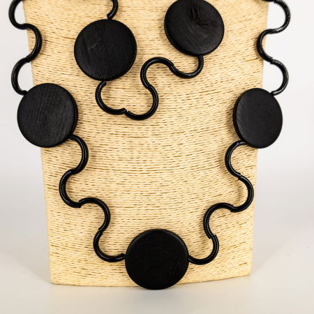 Colier lung negru cu forme rotunde din lemn – design artistic statement [1]