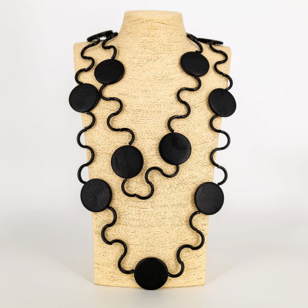 Coliere & Lanțuri - Colier lung negru cu forme rotunde din lemn – design artistic statement