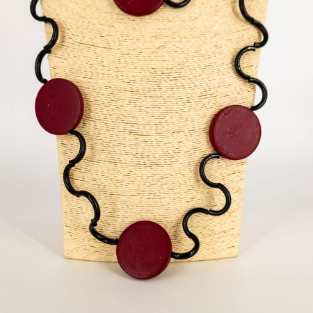 Coliere & Lanțuri - Colier lung bordo cu forme rotunde din lemn – design artistic statement