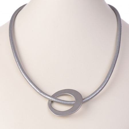 Colier minimalist cu cerc neregulat pe fir gros de piele ecologica, argintiu mat [1]