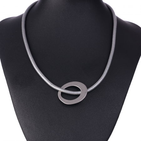 BIJUTERII - Colier minimalist cu cerc neregulat pe fir gros de piele ecologica, argintiu mat