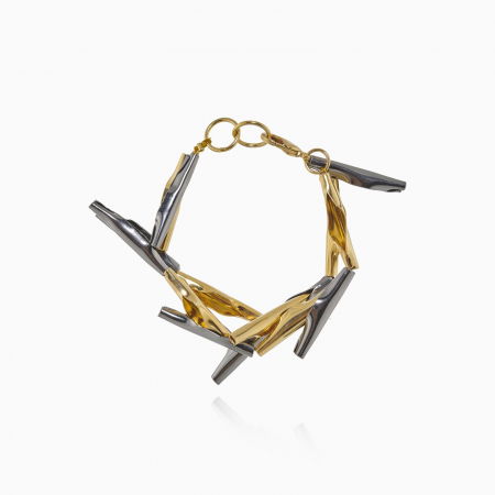 KATERINA VASSOU - Bratara dubla Moat cu piese liniare si neregulate, din alama placata cu aur de 24k si gun metal