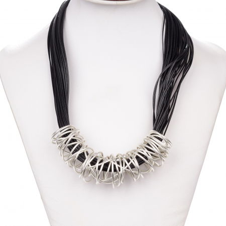 Coliere & Lanțuri - Colier modern, scurt, din fire negre cu pandant cu aspect sculptural din metal argintiu