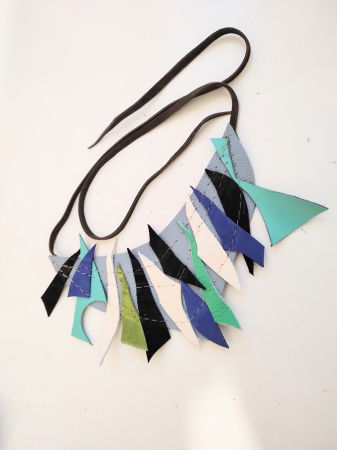 BIJUTERII - Colier multicolor asimetric ,realizat din piele naturală