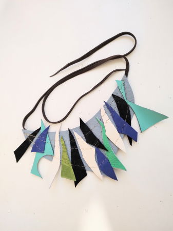 Colier multicolor asimetric ,realizat din piele naturală [1]