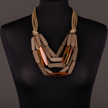 Coliere & Lanțuri - Colier bicolor din elemente de lemn camel mat