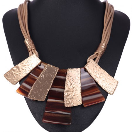 Coliere & Lanțuri - Colier cu elemente metalice aurii si placute cu maron si bej