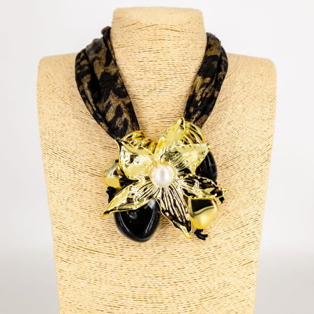 Colier statement negru cu floare aurie și perlă – stil italian [1]