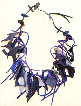 Coliere si Cercei Handmade - Colier din piele naturala ,nuante bleu bleumarin ,asimetric, unicat