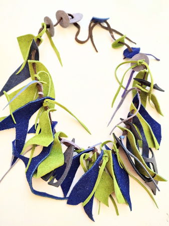 Coliere si Cercei Handmade - Colier Olive si albastru electric din piele naturala ,asimetric, unicat