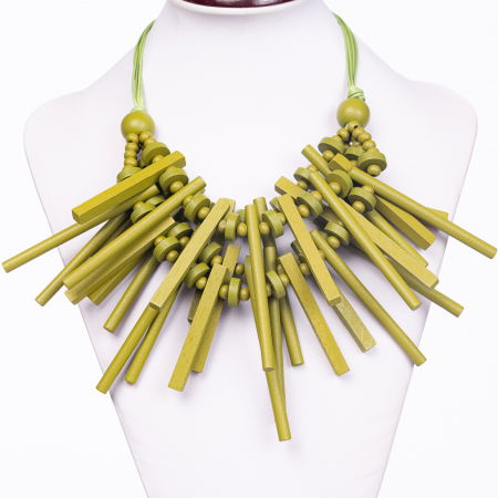 Colier reglabil cu elemente lungi si inegale din lemn verde olive