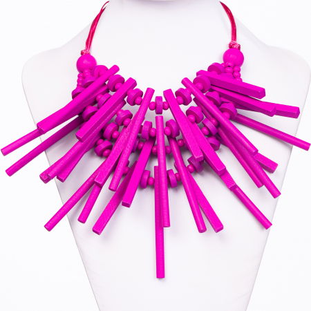 Coliere & Lanțuri - Colier reglabil cu elemente lungi si inegale din lemn fucsia