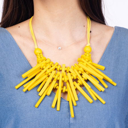 Colier reglabil cu elemente lungi si inegale din lemn galben [1]