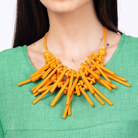 Colier reglabil cu elemente lungi si inegale din lemn portocaliu [1]