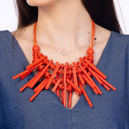Colier reglabil cu elemente lungi si inegale din lemn corai [1]