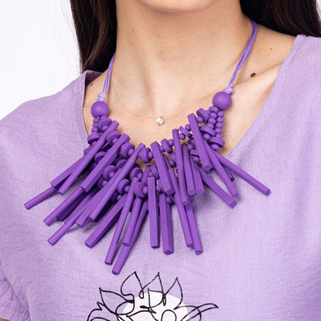 Colier reglabil cu elemente lungi si inegale din lemn mov [1]