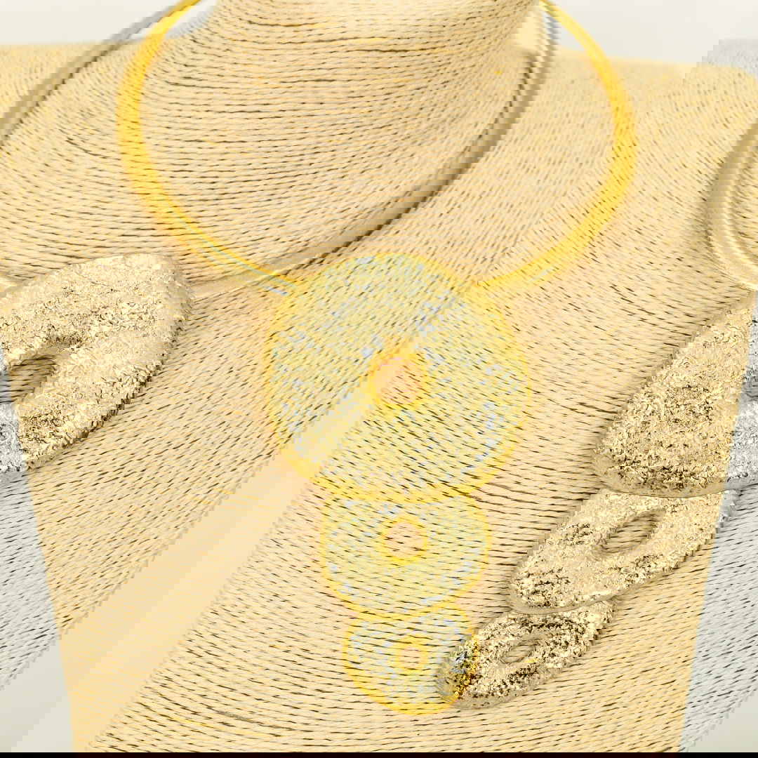 Colier rigid cu 3 cercuri din metal auriu cu aspect de lovitura de ciocan [1]