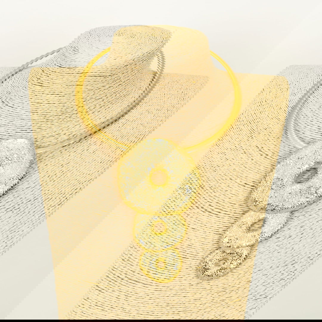 Coliere & Lanțuri - Colier rigid cu 3 cercuri din metal auriu cu aspect de lovitura de ciocan