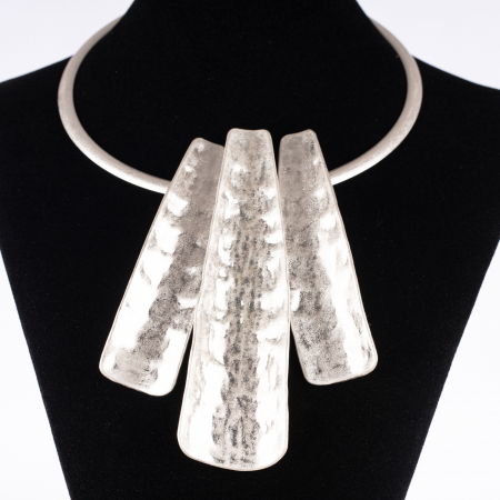 Coliere & Lanțuri - Colier rigid cu 3 dreptunghiuri inegale din metal aurgintiu cu aspect de lovitura de ciocan