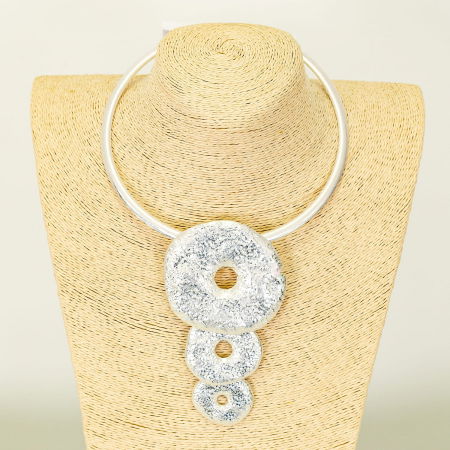 Coliere & Lanțuri - Colier rigid cu 3 cercuri din metal argintiu cu aspect de lovitura de ciocan