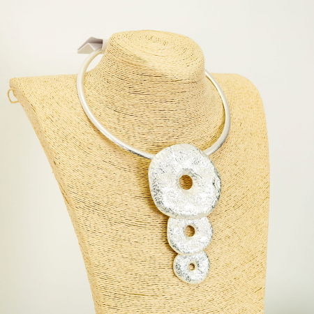 Colier rigid cu 3 cercuri din metal argintiu cu aspect de lovitura de ciocan [2]