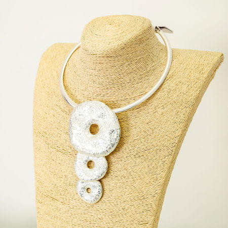 Colier rigid cu 3 cercuri din metal argintiu cu aspect de lovitura de ciocan [1]