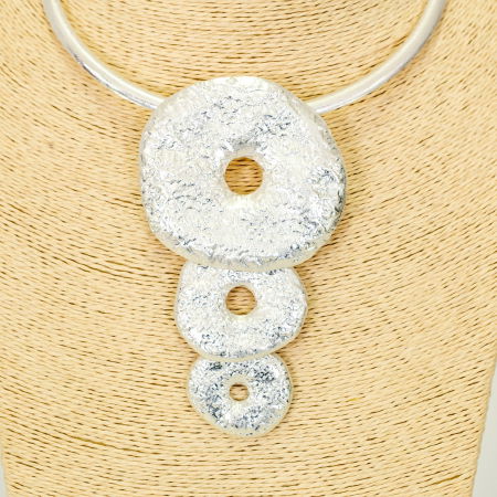 Colier rigid cu 3 cercuri din metal argintiu cu aspect de lovitura de ciocan [3]