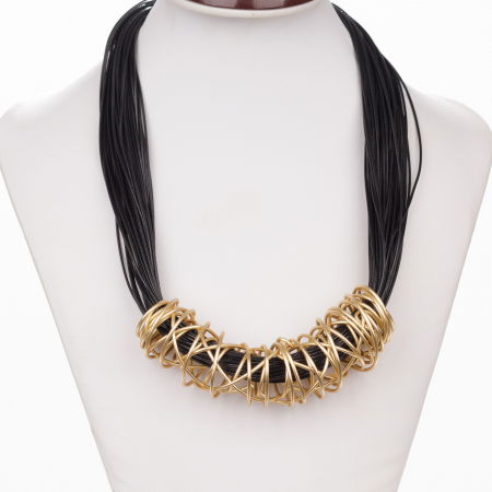 Coliere & Lanțuri - Colier modern, scurt, din fire negre cu pandant cu aspect sculptural din metal auriu