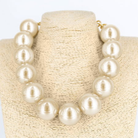 Coliere & Lanțuri - Colier scurt in stil retro, cu bile mari alb perlat