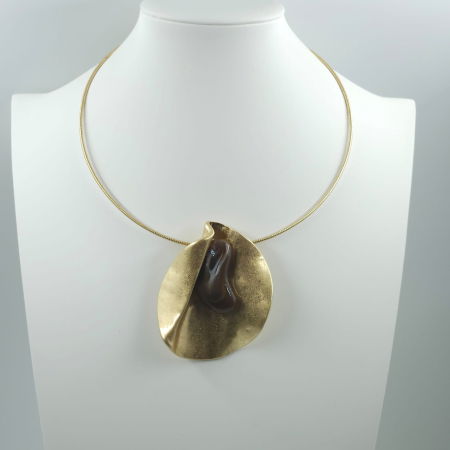 Colier semirigid auriu cu pandant antichizat si piatra sintetica maronie [2]