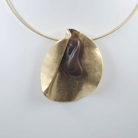 Colier semirigid auriu cu pandant antichizat si piatra sintetica maronie [3]