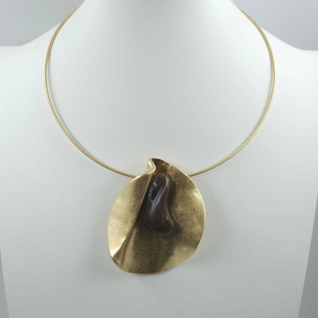 Colier semirigid auriu cu pandant antichizat si piatra sintetica maronie [1]
