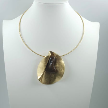 BIJUTERII - Colier semirigid auriu cu pandant antichizat si piatra sintetica maronie